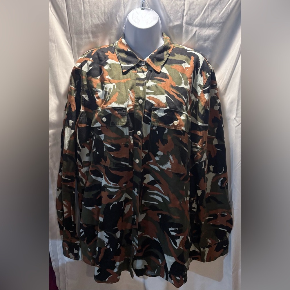Camouflage Woman’s Size Large Button Down